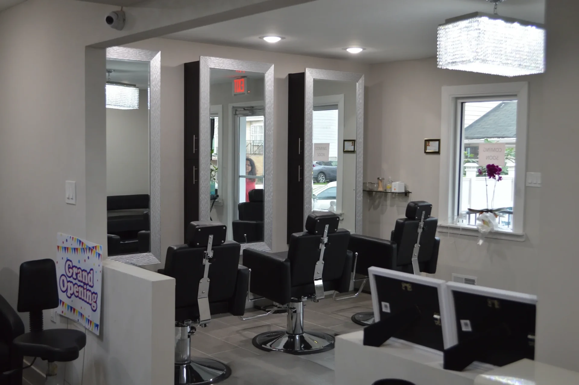 Styling floor at Gargi's Beauty Clinic with mirrors and salon chairs
